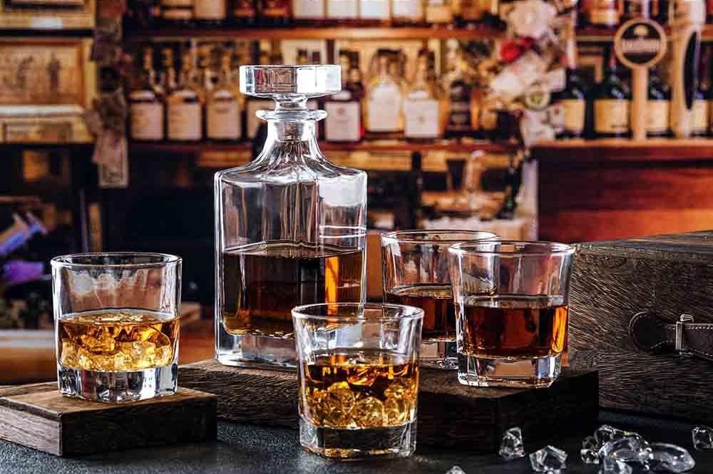 Whiskey Decanter Glasses Set Lead-Free Crystal Glass Scotch Tasting Cups Wine Bottle for Drinking Irish Whisky Bourbon Tequila tumbler (Square, 1 Decanter & 4 Glasses Set)