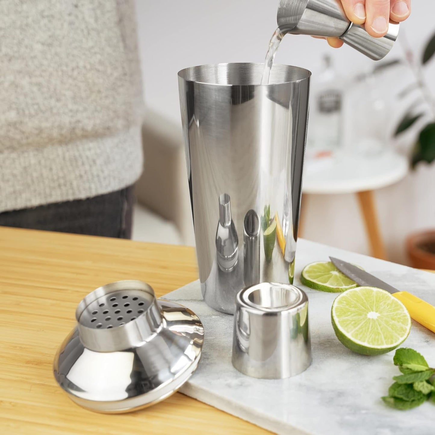 True Retro Stainless Steel Cocktail Shaker, Cold Brew Cocktails, Margarita, Whiskey Sour, Elegant Espresso Martini Shaker with Strainer and Jigger Cap, Home Bar Tools, Bartender Gifts, 34 oz, Silver