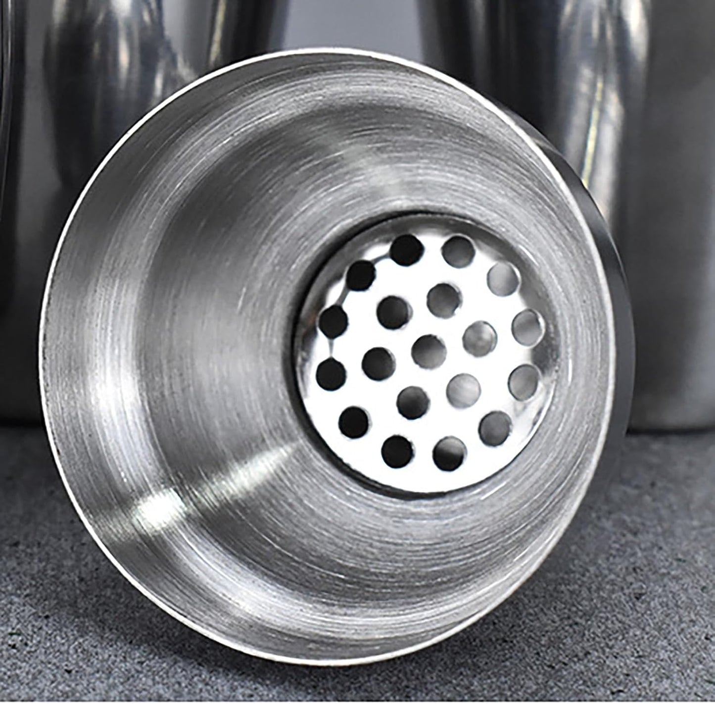 18.6 Oz Cocktail Shaker, 7.6 In x 3.1 In Stainless Steel Drink Shaker with Built-In Strainer for Martini, Bar and Margarita Mixed Tools (18.6 oz)